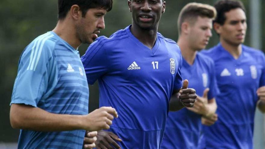 Ibrahima Baldé, con el 17, charlando con Champagne, junto a Steven y Sandoval, en el entrenamiento de ayer en El Requexón.