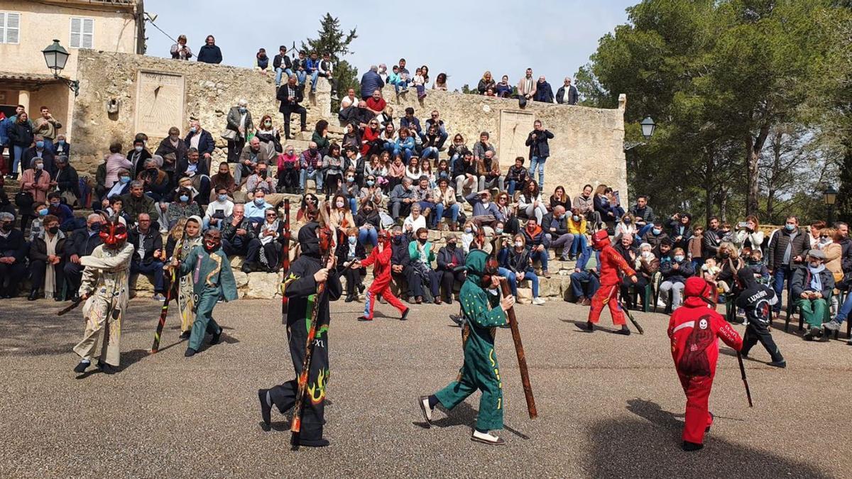 Los alumnos y alumnas más pequeños de Aires de Pagesia, durante el ‘ball dels Dimonis’.