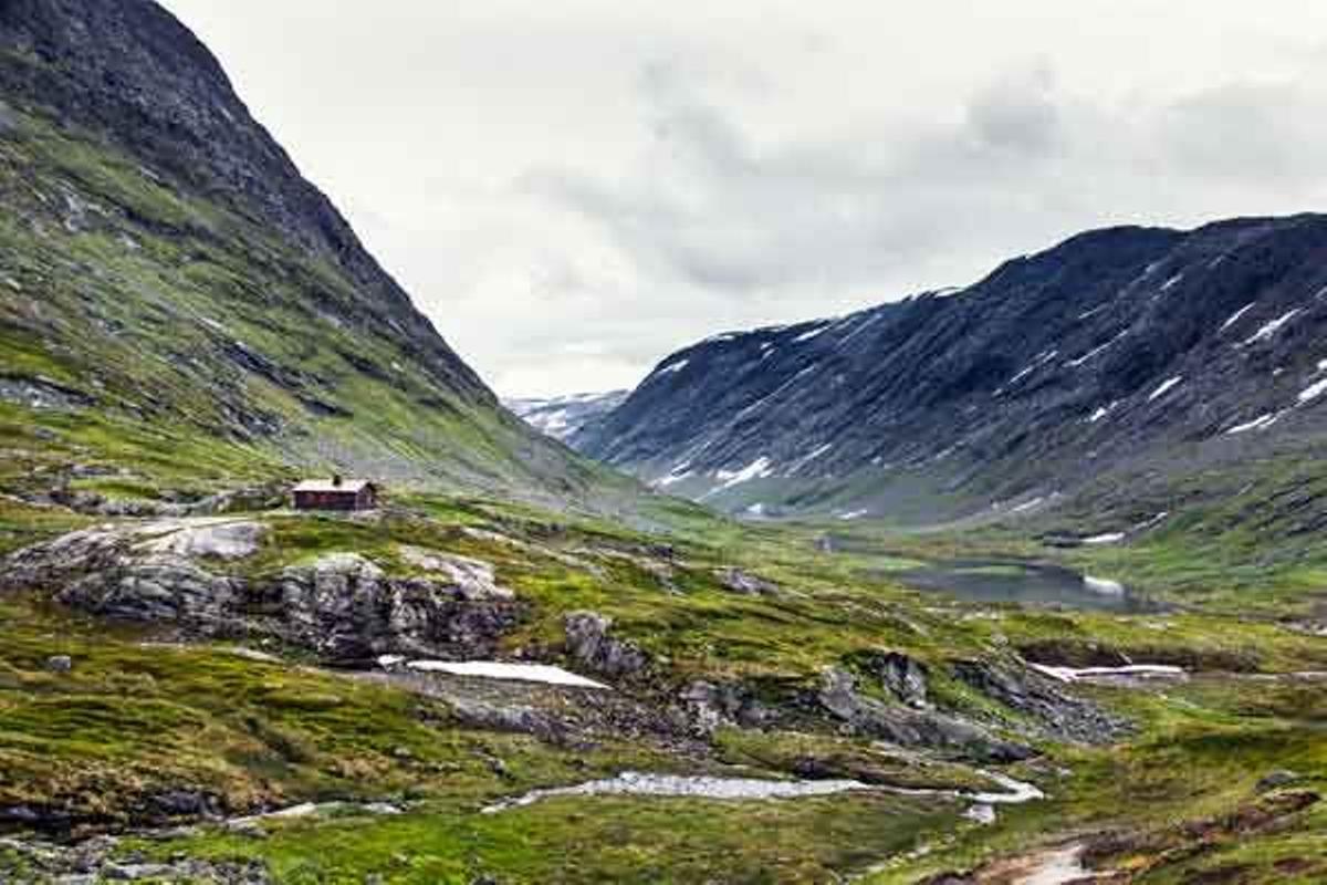 Ruta al lago Djupvatnet y vista del monte Dalsnibba.