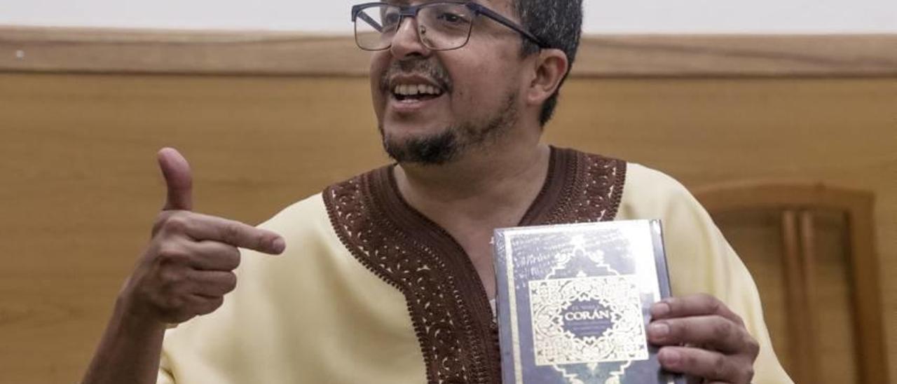 El imán marroquí Younes Chaer muestra un Corán durante la entrevista concedida a este diario en la mezquita Al-Furkan de Palma.
