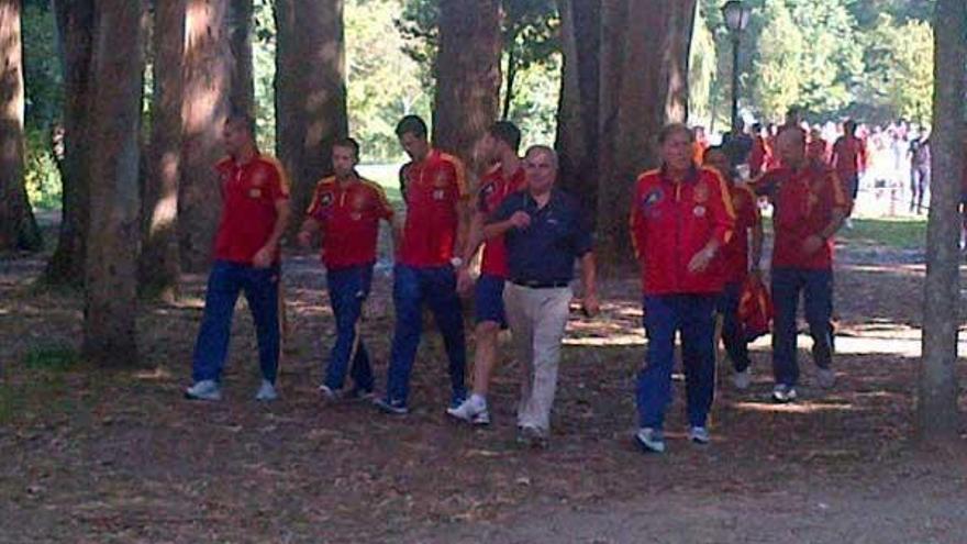 Los aficionados sí pudieron acercarse a sus ídolos durante el paseo matinal por Castrelos. &quot;Estoy seguro de que a lo largo de estos días estaremos cerca de ellos porque ese es nuestro deseo&quot;, aventuró el excéltico Silva cuando le preguntaron por lo sucedido con los aficionados en Peinador. Y efectivamente los hinchas vigueses pudieron acercarse a los internacionales, al menos aquellos que se enteraron con suficiente antelación de que la plantilla iba a dar el clásico paseo de las mañanas de partido por el parque de Castrelos (arriba, fotos colgadas en twitter y capturas televisivas). Otros ciudadanos que estaban en el parque se sorprendieron. &quot;Estás haciendo lumbares tirado en el césped de Castrelos. Levantas la cabeza y ves a Iker, Xavi y compañía&quot;, relataba uno. &quot;La bajas y sigues trabajando&quot;, concluía.
Fdv