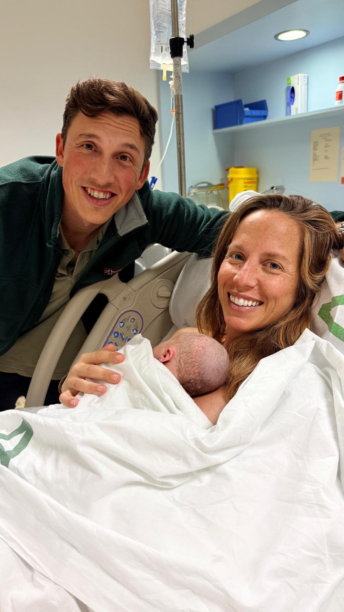 Carlota y Daniel junto a su hija Sofía, la primera malagueña del 2026