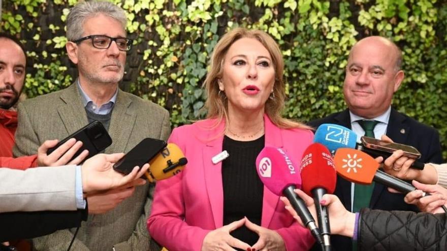 La consejera y portavoz de la Junta, Carolina España, este lunes en Antequera acompañada por el alcalde Manuel Barón.