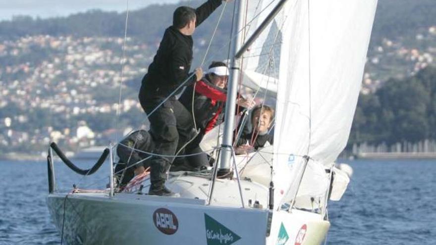 La campeona olímpica Támara Echegoyen, a bordo del &quot;Aceites Abril&quot;, ayer. // FdV