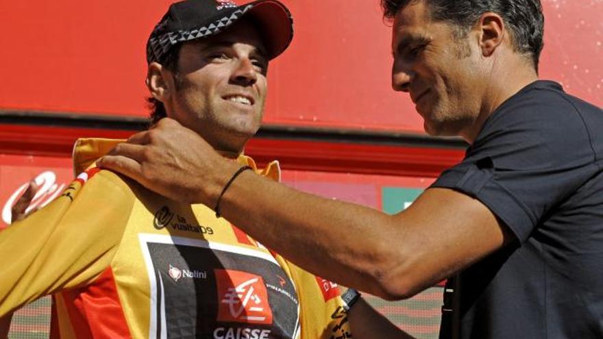 Indurain entrega el &#039;maillot&#039; oro a Valverde.