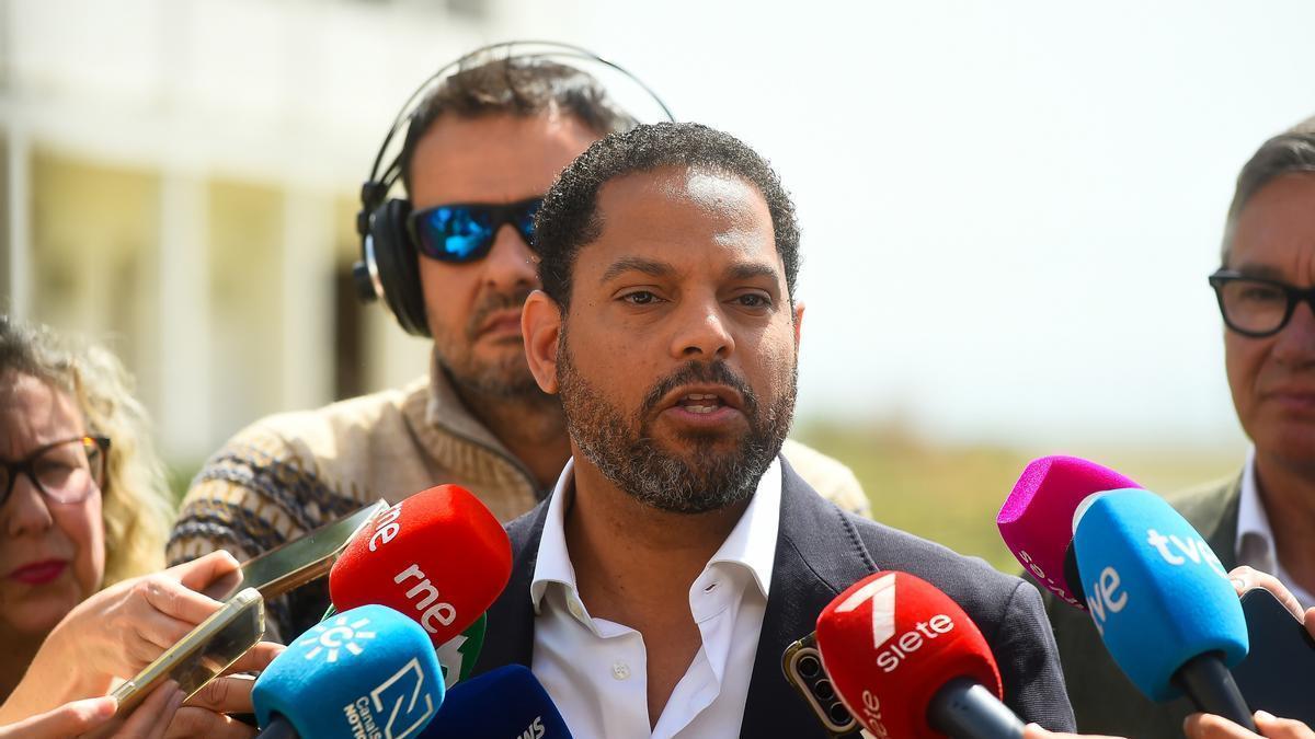 El secretario general de Vox, Ignacio Garriga, atiende a los medios en Málaga.