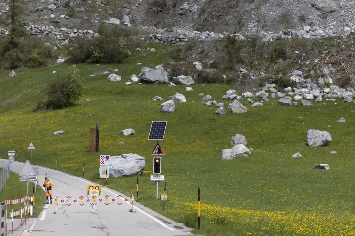 Accesos cortados junto a rocas ya caídas