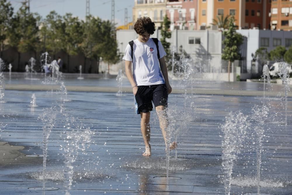 Visitantes y residentes combaten el calor