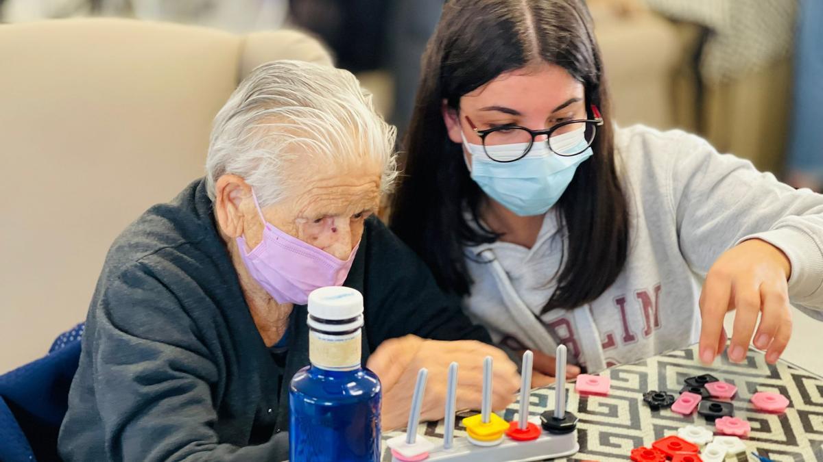 Estudiantes y mayores durante los talleres de estimulación cognitiva