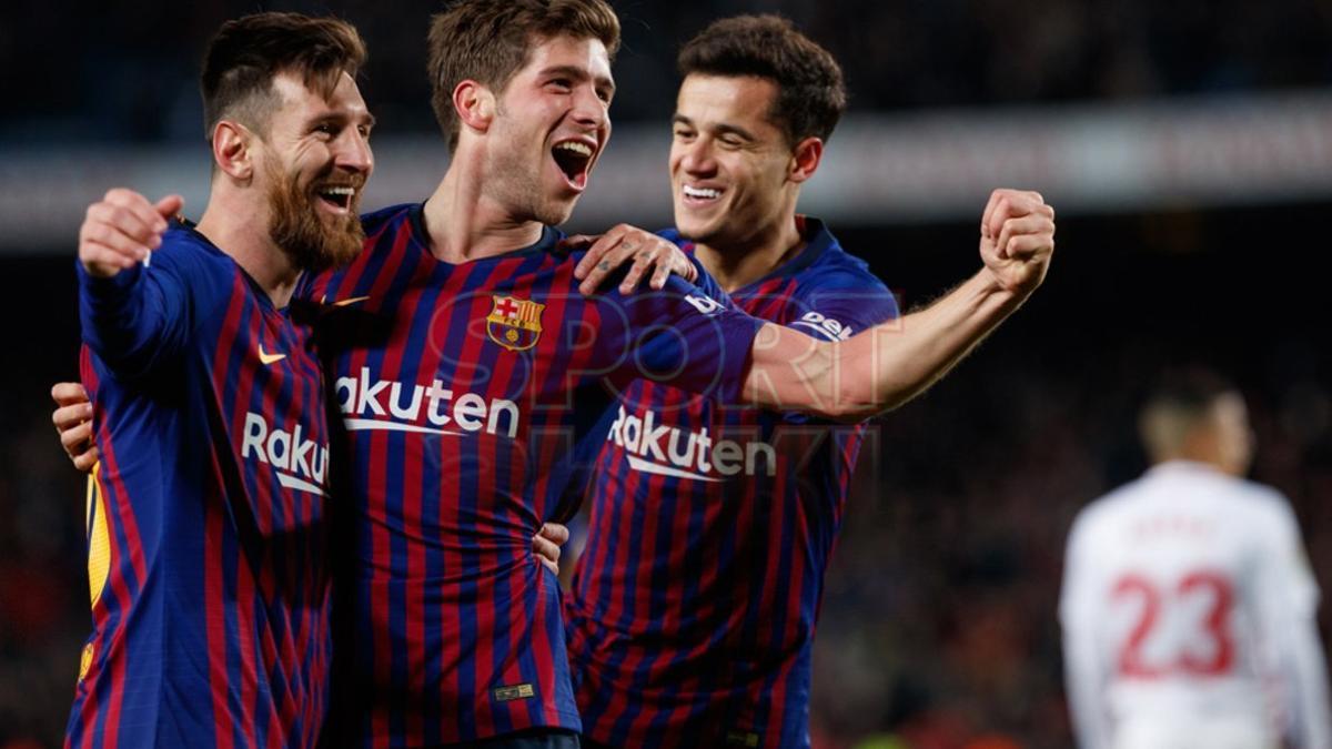 Sergi Roberto celebra con Leo Messi y Philippe Coutinho su gol en el partido de vuelta de cuartos de final de la Copa del Rey entre el FC Barcelona y el Sevilla FC (6-1) en el Camp Nou