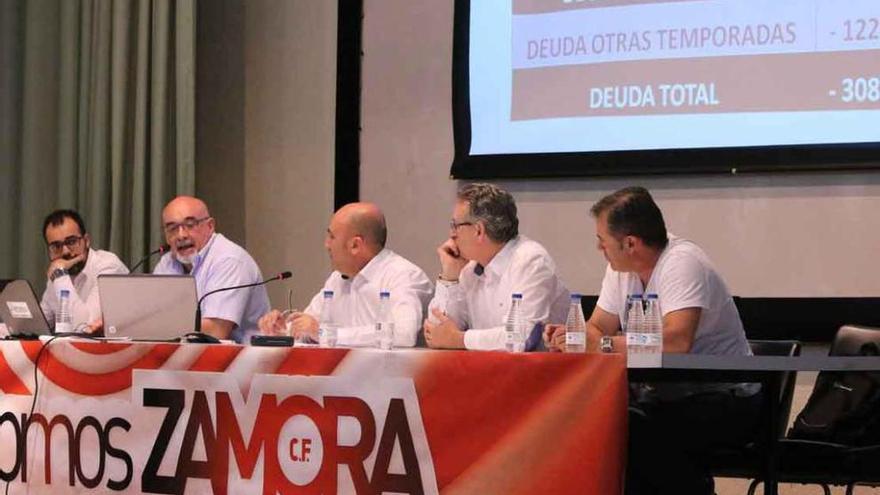 La directiva del Zamora CF, durante la última asamblea de socios.
