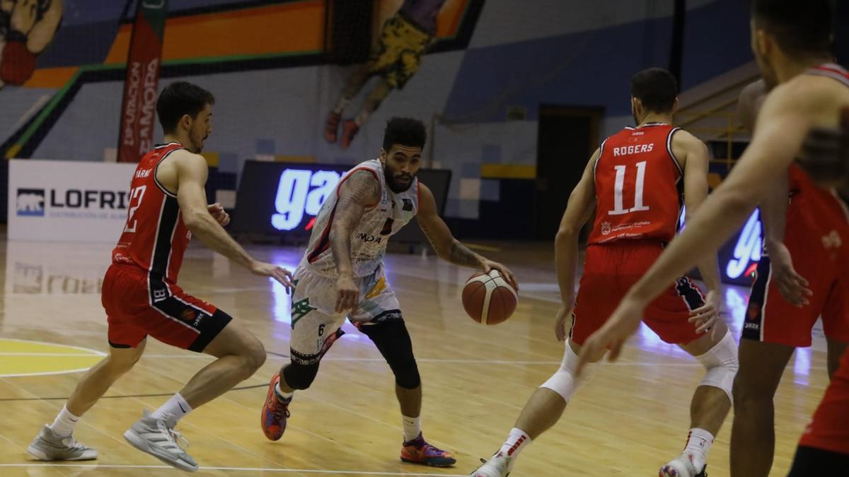 Bobby Harris II bota el balón en el partido ante Basket Navarra.