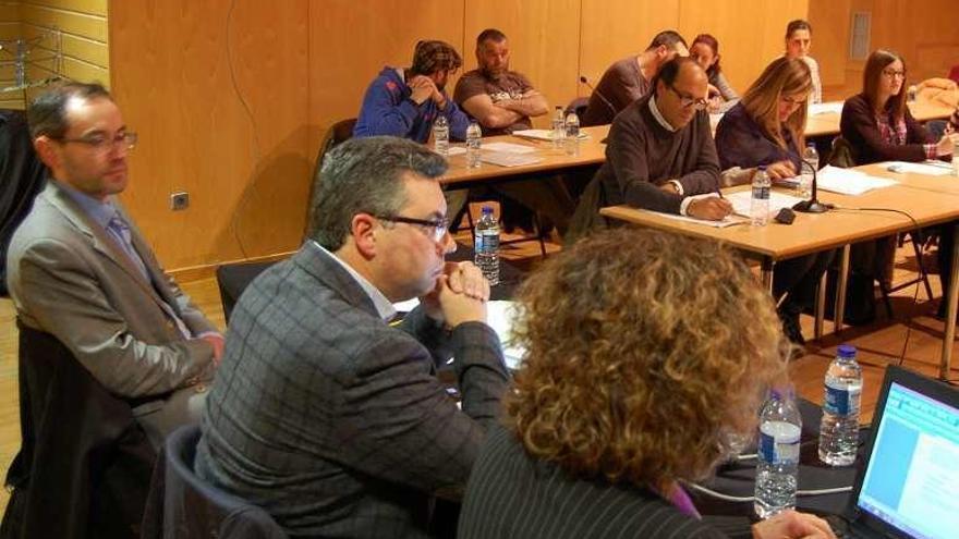 El interventor de Redondela (izq.) observa al alcalde Javier Bas durante un pleno de la corporación en el multiusos. // FdV