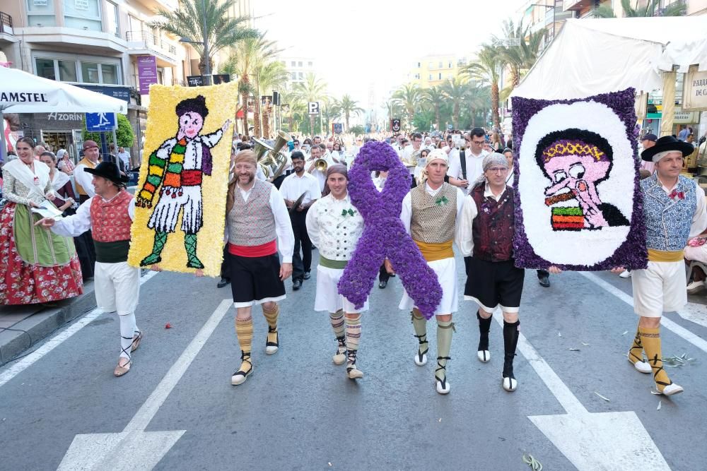 Los festeros aprovechan la Ofrenda para protestar contra la violencia de género con flores y lazos morados