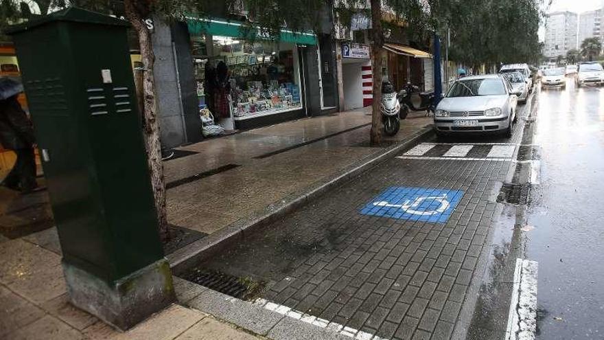 Plaza de aparcamiento para discapacitados en Vigo. // FdV