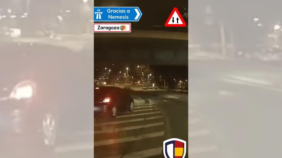 Un conductor pasando por encima de una isleta para no meterse en dirección contraria en Las Fuentes, Zaragoza