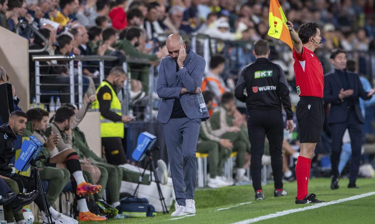 Claudio Giráldez, con gesto de preocupación durante el partido.