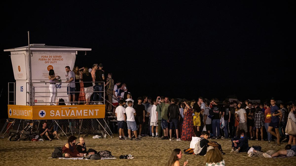 Concentración de jóvenes en la playa de la Barceloneta, el pasado lunes.