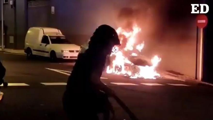 Los bomberos sofocan el incendio de un vehículo en Santa Cruz de Tenerife