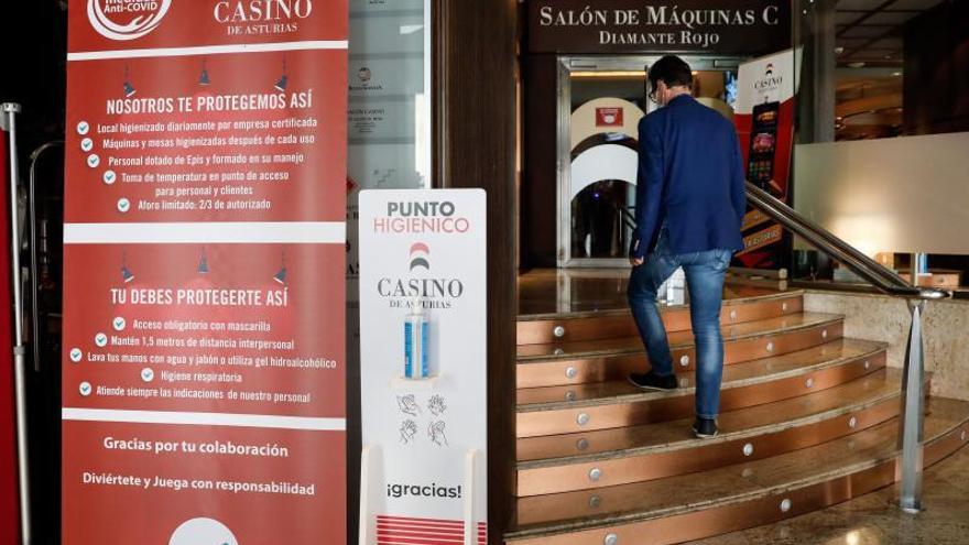 Un hombre accede al casino de Gijón cuando tenía limitaciones de aforo por la pandemia. | Juan Plaza