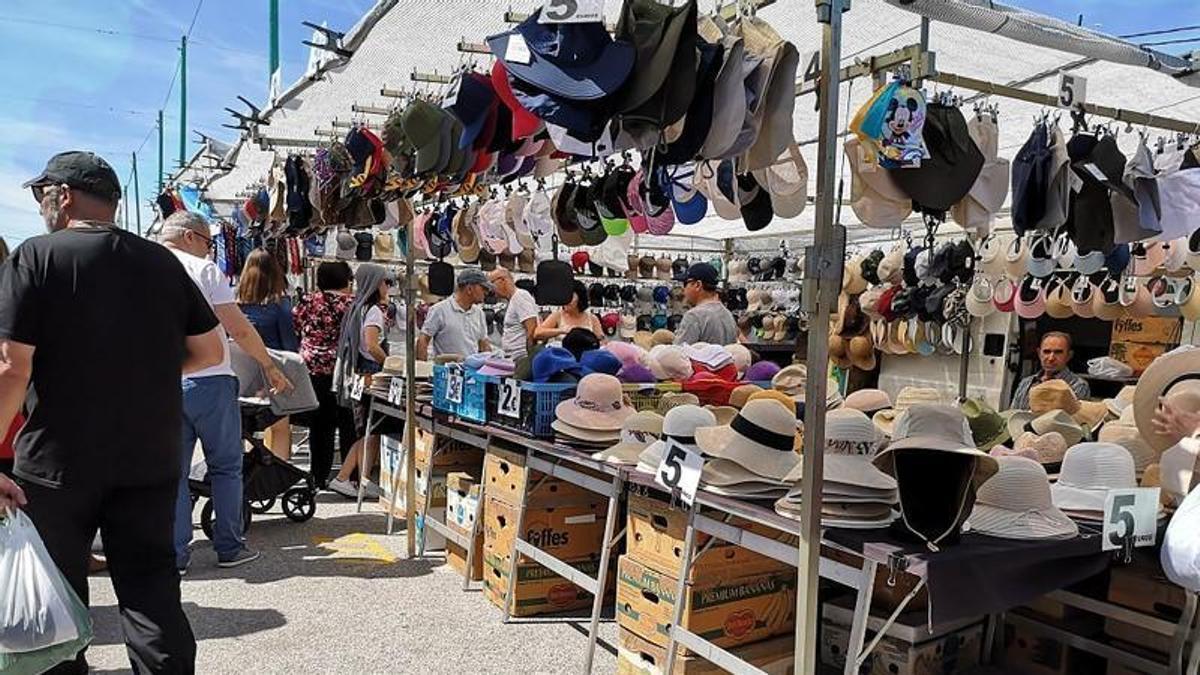 El pueblo costero de Málaga que celebra cada sábado su mercadillo de antigüedades con 300 puestos de artesanía y segunda mano