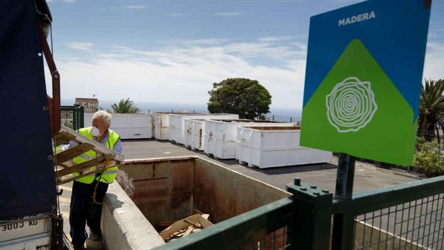 Un trabajador deposita madera en el interior de uno de los ocho puntos limpios de la Isla.