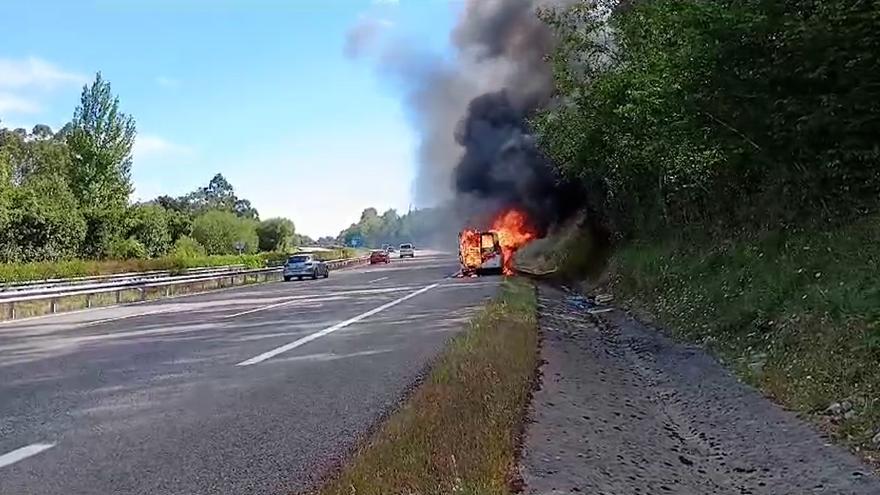 Incendio de una furgoneta en la A8