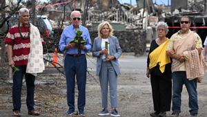 El presidente de EEUU, Joe Biden, y su esposa, Jill, participan en una ceremonia de homenaje a las víctimas del incendio en Lahaina, este lunes.