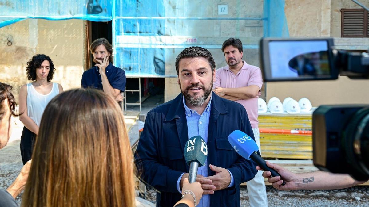 El primer teniente de alcalde y regidor de Cultura, Javier Bonet, visitó las obras de rehabilitación de Son Boter.