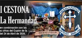 La Cestona de la Hermandad, un cargamento con jamones, tocinillo, tartas, ropa, invitaciones a restaurantes y hasta cortes de pelo