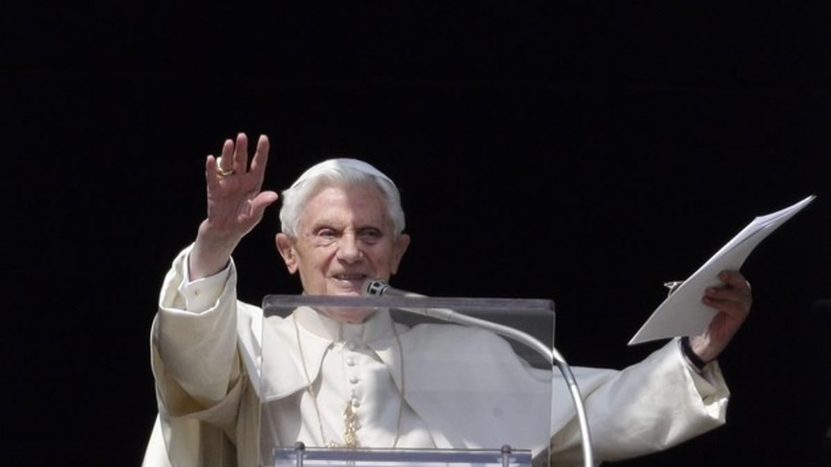 El Papa saluda a los fieles, desde el balcón del Vaticano, este domingo.