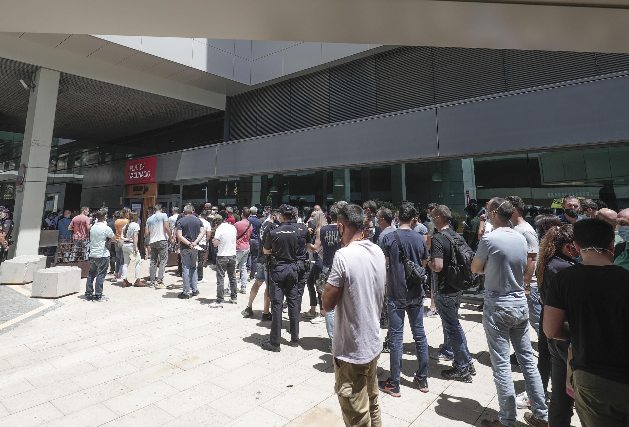 Colas para recibir la segunda dosis en Son Espases