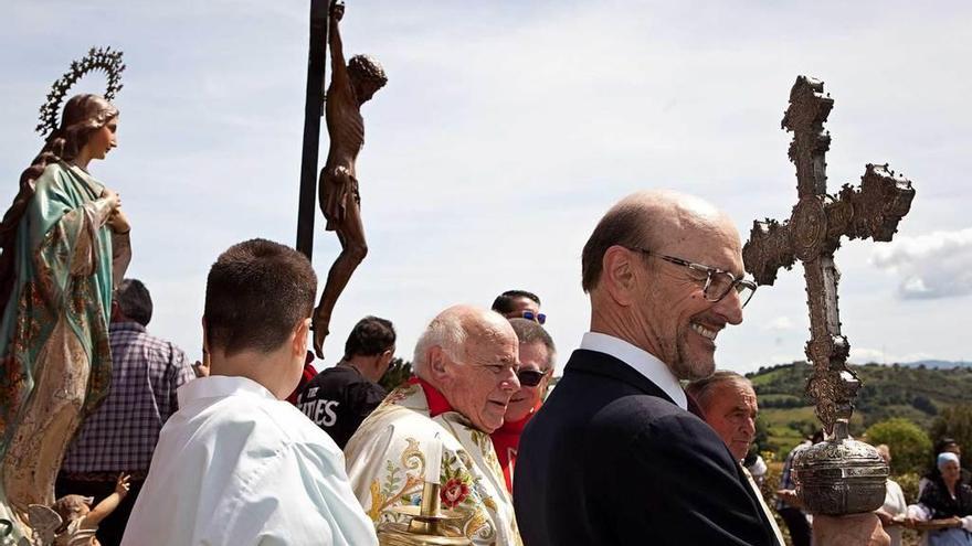 Álvaro Armada, a la derecha, porta la Cruz Parroquial seguido por Fernando Fueyo y las imágenes.