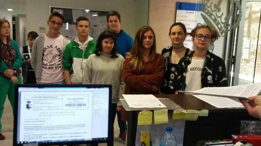 Alumnos del proyecto &quot;En tu bando&quot; entregando ayer las firmas en el registro.