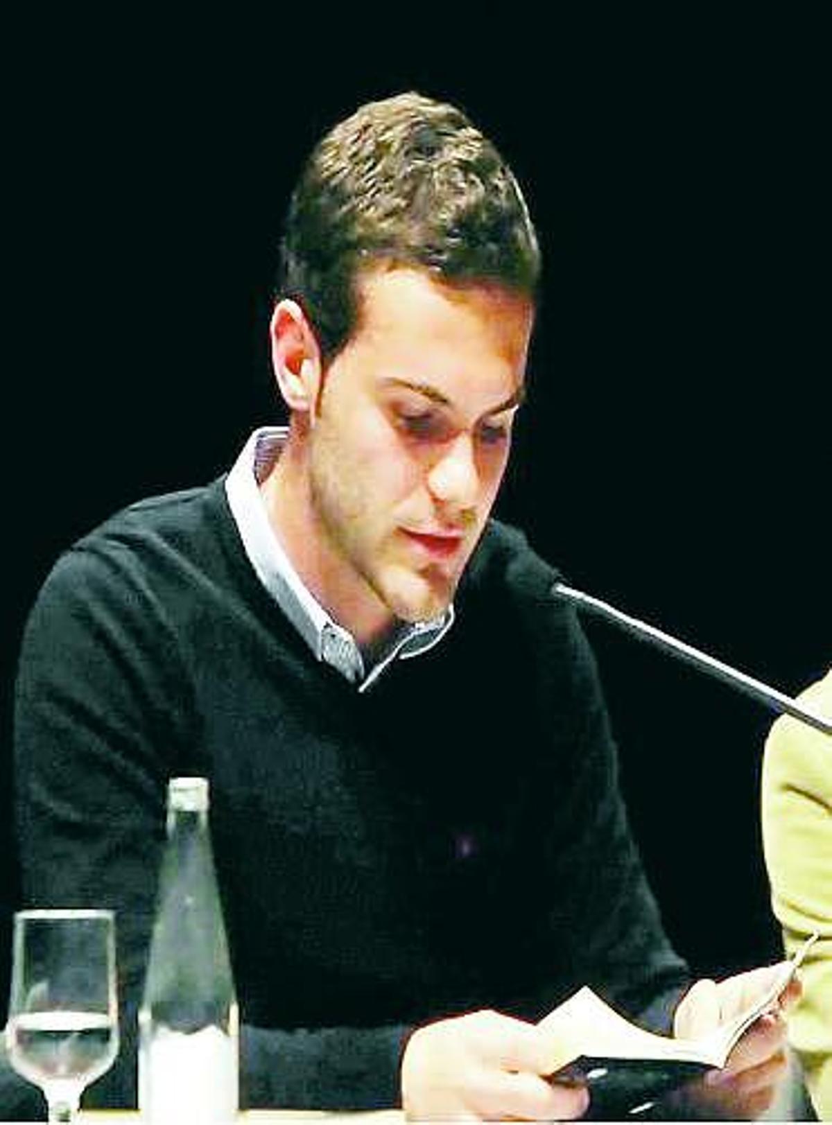 Juan Mata lee poesía.