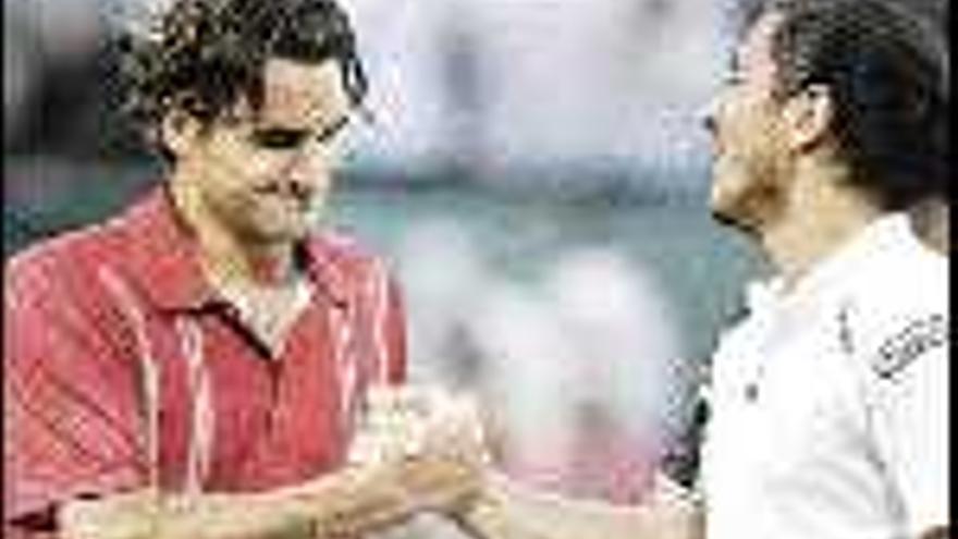 Federer y Cañas se saludan al acabar la jornada. / Efe