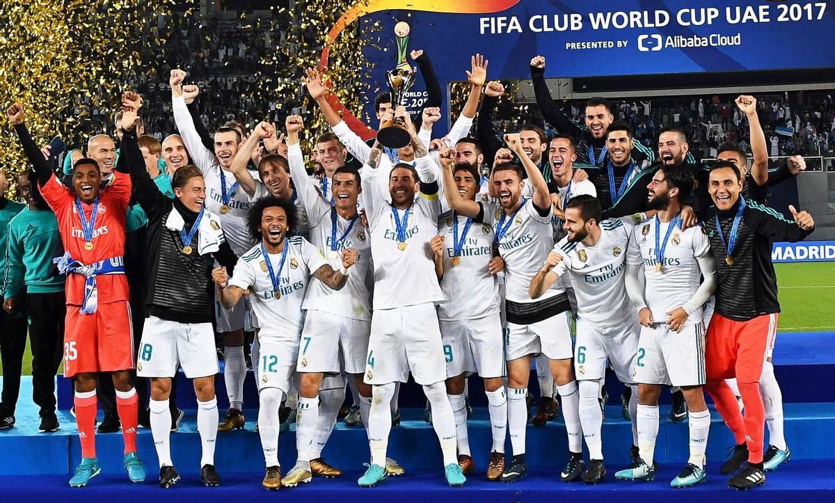 Abu Dhabi (United Arab Emirates), 16/12/2017.- Real Madrid's captain Sergio Ramos (C) lifts the trophy as his teammates celebrate after the FIFA Club World Cup final between Real Madrid and Gremio Porto Alegre in Abu Dhabi, United Arab Emirates, 16 December 2017. Real Madrid won 1-0. (Mundial de Fútbol, Emiratos Árabes Unidos) EFE/EPA/MARTIN DOKOUPIL. HORIZONTAL