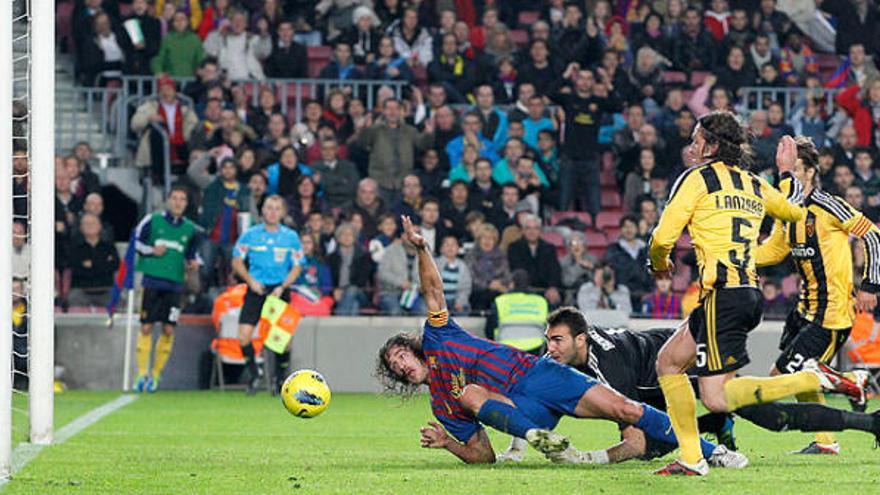 Carles Puyol, marcant el tercer gol del Barça en el partit de dissabte contra el Saragossa.