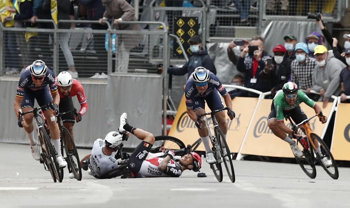 Sagan, de espaldas, protagoniza una caída en un esprint del Tour de Francia