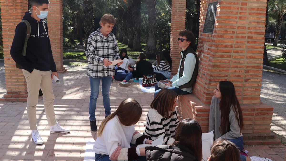 La profesora del CEU Gloria García con el alumnado de Magisterio preparando las actividades.