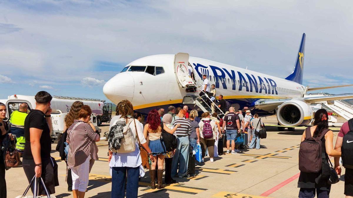 Pasajeros acceden a un avión de Ryanair en el aeropuerto de Castellón.