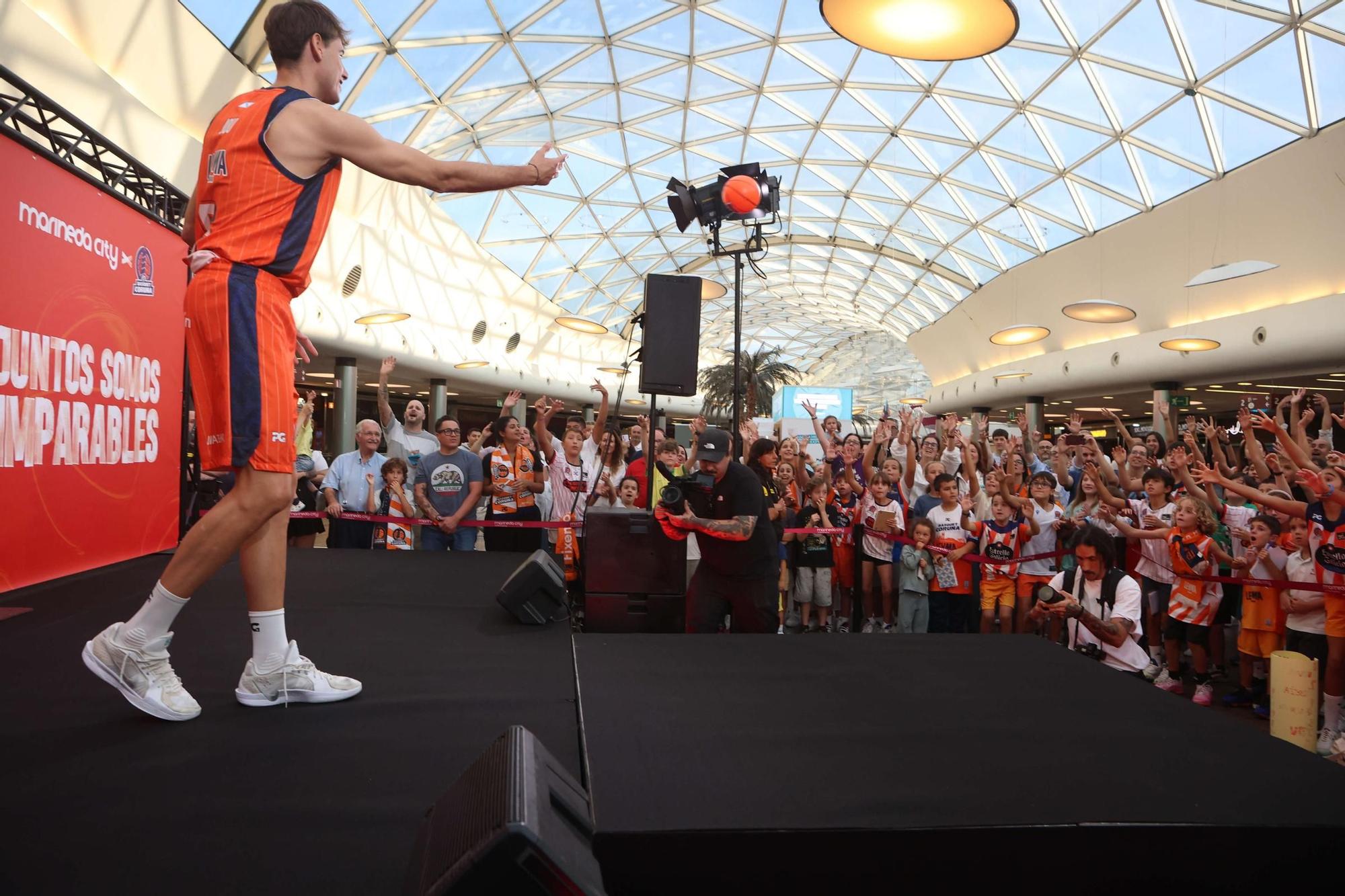 Presentación del equipo del Leyma Coruña en Marineda City