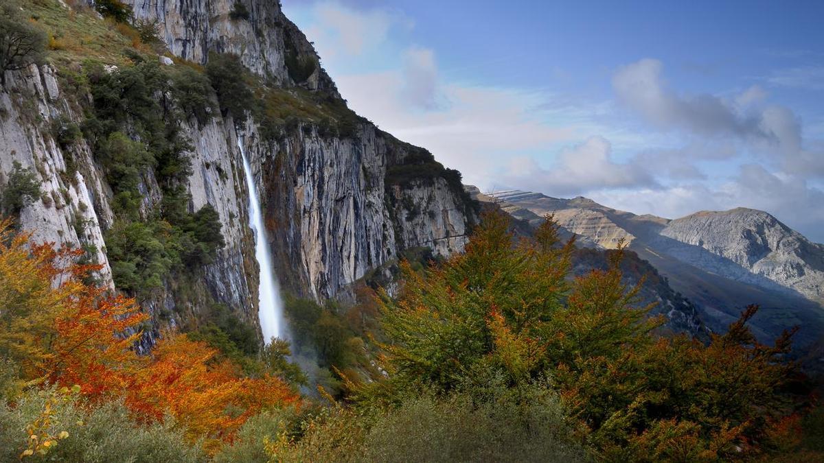 La desconocida cascada de 70 metros desde donde nace un río