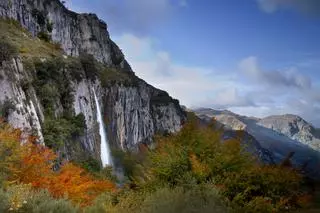 El desconocido pueblo de Cantabria donde nace un río en una cascada de 70 metros