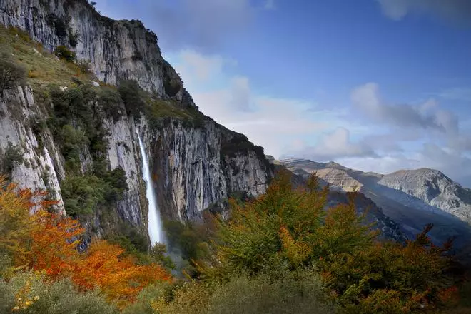 El desconocido pueblo de Cantabria donde nace un río en una cascada de 70 metros