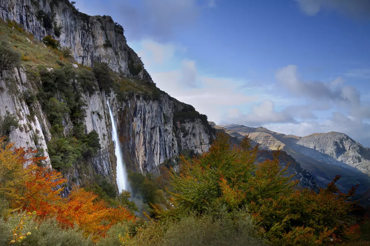 El desconocido pueblo de Cantabria donde nace un río en una cascada de 70 metros