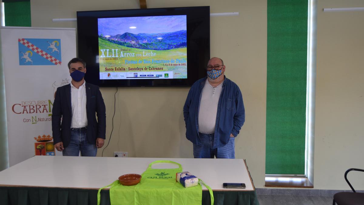 A la derecha, Gerardo Fabián, con Laureano Corrales, en el acto para dar a conocer el programa del Festival del Arroz con leche de Cabranes