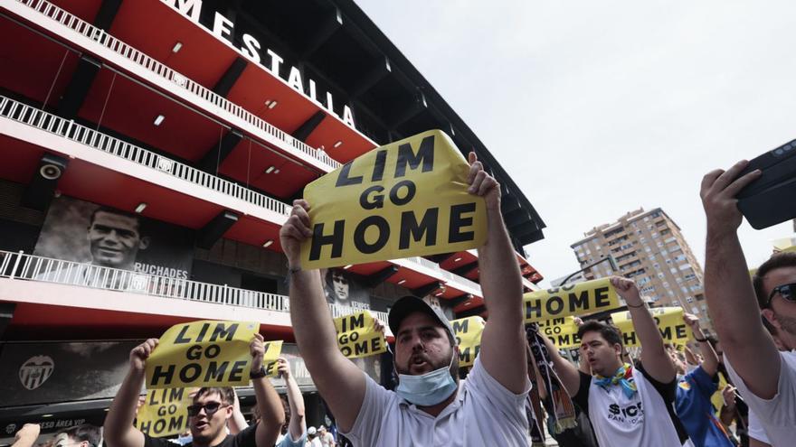 Aficionados del Valencia, en la última manifestación contra Lim. | EFE/BIEL ALIÑO