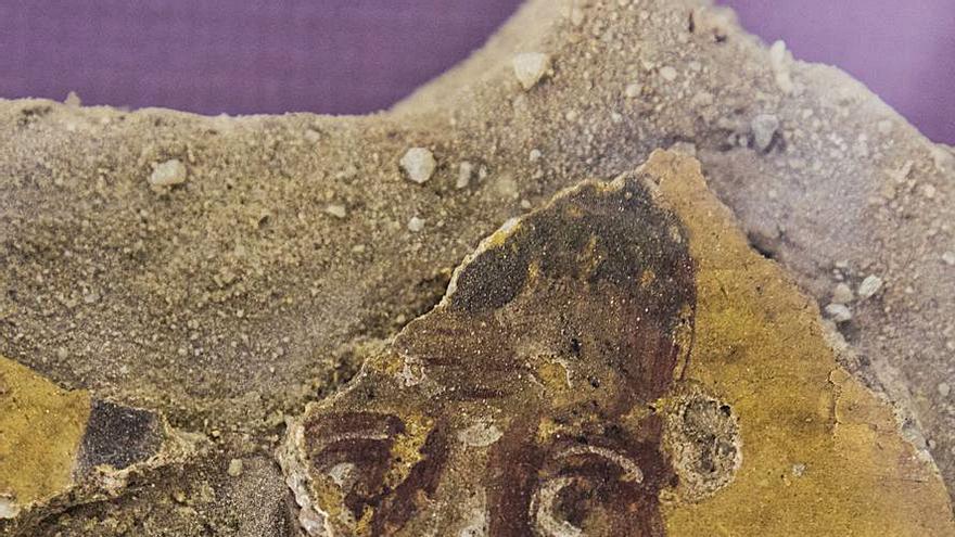 El retrato encontrado en la domus romana del Chao, con sus pinturas brillantes a pesar de los dos milenios de antigüedad. Se expone en el Museo Arqueológico de Asturias. | Miki López
