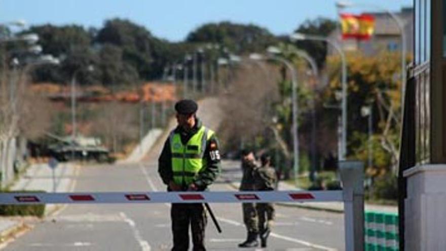 El jefe de Estado Mayor del Ejército, Fulgencio Coll, asiste en Bótoa a una reunión para tratar sobre el robo de armas